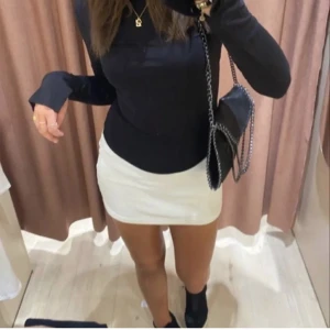 Vit kort kjol - Supersnygg vit kort kjol 😍 perfekt till vardags eller festliga sammanhang!