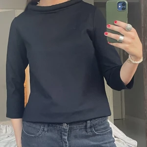 Svart Topp - Super duper snygg svart topp🖤🖤 Älskar hur denna sitter, och kan stylas på flera olika sätt!😍 Väldigt bra kvalité!!!!!