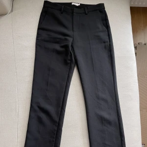 Kostymbyxor  - Jättefint skick, använda typ 3 gånger. Strl 34 men mer som 36 enligt mig. Nypris 499:- 