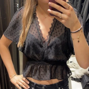 Svart topp - Jätte fin blus från zara som är spramsamt använd endast 2-3 gånger. Säljer då den inte kommer till användning längre. Skriv vid prisförslag och frågor!🎉💘❤️‍🔥(nypris 350)