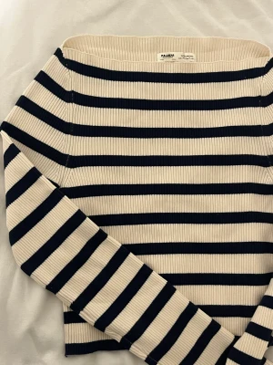 Pull&Bear ribbad tröja - Blå och vit randig tröja från pull&bear, använt en gång bara så den är i utmärkt skick :)