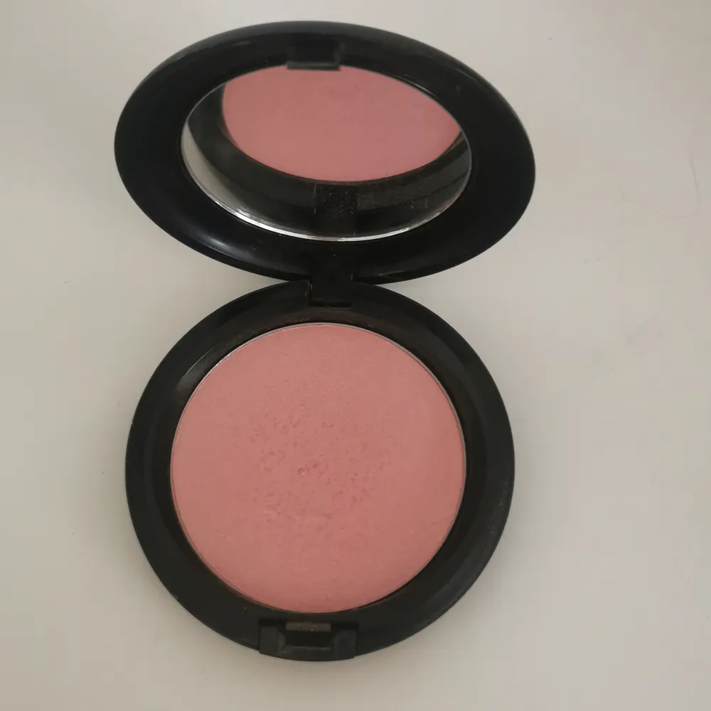 Mac Cosmetics Beauty Powder i Pearl Blossom. Testad en gång men är som ny. Övrigt.