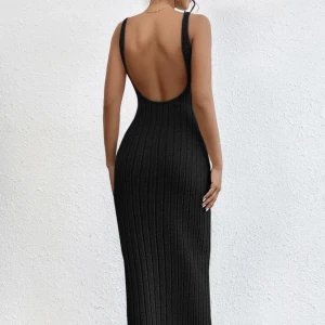 Klänning  - Tunn svart stickad klänning med öppen rygg i storlek M🖤