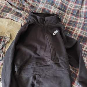 En nike hoodie som ja användt några gånger är hel och ser inte använd ut den är i storlek 158-170