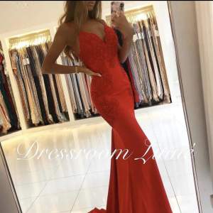 Röd klänning storlek S