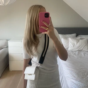 Väska  - Liten söt vit väska som aldrig är använd 💕 bandet har jag köpt till sjävl men ingår självklart i köpet. Man kan också byta band 💕