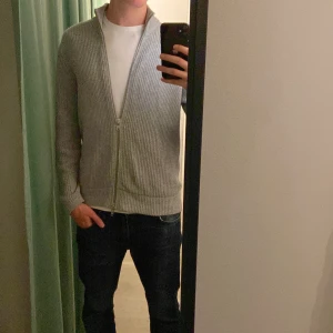 ZIP Grå NN07 - Grå full-zip från NN07. Inga defekter och använd fåtal gånger. Storlek S, passar även en liten M. Nypris: ca 1600. 