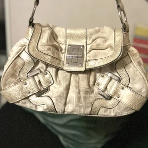 Guess väska - En snygg väska köpt för ca 1 år sedan, används inte längre 225 + frakt 