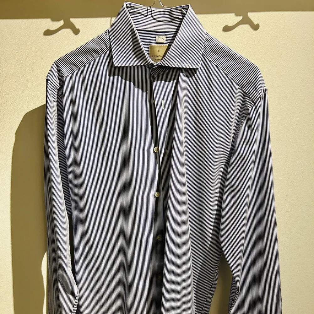 Kvalitetsskjorta från La Chemise Blå- och vitrandig Slim fit stl 38 (motsvarar small) Använd men bra skick Riktigt snygg business- eller casualskjorta!. Skjortor.
