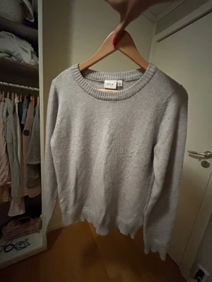 Vila tröja - Så fin ljusgrå stickad tröja från vila knappast använd!🩵