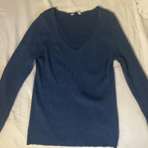 Långärmad tröja - Så fin blå tröja med v-halsringning! Knappt använd, väldigt bra skick. Strl XS men passar mig som har S/M.💓 Skriv privat för fler bilder