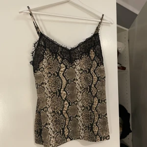 Gulligt linne  - Linne med ormskinnsmönster, nästan aldrig använd 💞