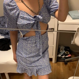 Blå blommig kort klänning - En favorit som tyvärr är för liten för mig, använd få tal gånger. Skönt matrieial, bekväm att ha på sig.  Storlek S men jag skulle nog säga att den passar xs lite mer.
