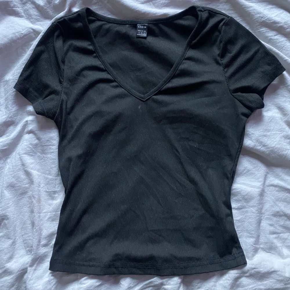 En svart uringad tröja! Den är lite smutsig på bild men den tvättas såklart innna den skickas! Den sitter väldigt smickrande på 🫶🏻. T-shirts.