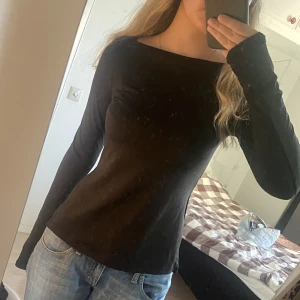 Fin topp från weekday!  - Svart typ boatneck långärmad med slits vid typ midjan från weekday! Använd en gång, så i väldigt bra skick 💋