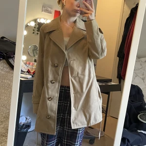 Höst kappa  - En så fin beige höst kappa, den ger en sån höstig Pinterest vibe men jag använder den inte, den var min mammas men hon använde den inte heller. Inga fläckar eller hål.   Tryck på köp nu eller kontakta mig vid frågor eller om sammfrakt ! 💗