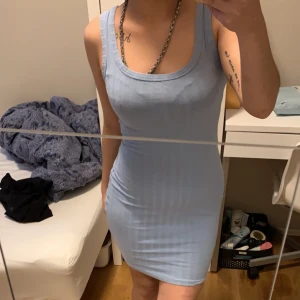Blå kort klänning - Skön tight klänning som man kan ha till sommaren, lite genomskinlig så man måste välja rätt underkläder för att kunna ha den utan att något ska synas. Annars så är den i bra skit. Xs passar som s