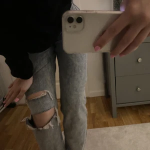 Mom jeans  - Super snygga mid-rise jeans från topshop! I en ljusblå wash och hål på vänster knä💓 pris kan diskuteras, köparen står för frakt:)