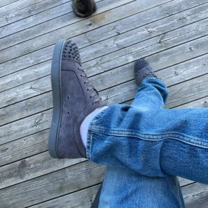 Christian louboutin  - Säljer mina sparsamt använda louboutin skor, kvitto låda samt allt finns kvar. Finns i Stockholm kan mötas upp 