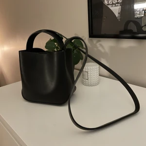 Väska - Jättefin väska från Gina tricot men väldigt lik en väska från arket.  Nyskick, nästan aldrig använd💕 Säljer för den inte kommer till användning 