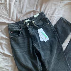 Jättesnygga oanvända jeans från Gina🫶🏼stl 34, 100kr + frakt❤️