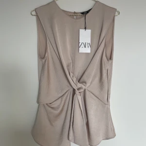 Topp  - En fin oanvänd topp från Zara! Guld/beige färg 