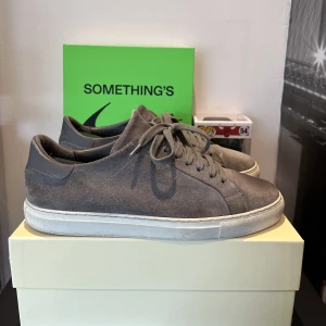 AXEL ARIGATO ”CLEAN SUEDE 90”🩶 - AXEL ARIGATO ”CLEAN 90 SUEDE”🩶🥂  VÅRT PRIS: 800🤙 COND: 6.5/10👍 STORLEK: 41👟  TILLÄGG: Ett par sparsamt använda Arigato skor, köpta på Arigato butiken🤝 Mockan är lite sliten, annars fint skick💯 Originalbox och en dustbag medföljer🔥📦