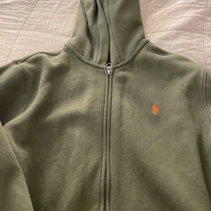 Polo tröja  - En polo tröja, säljer pågrund av ingen användning har aldrig använt o nästan helt ny 💖 