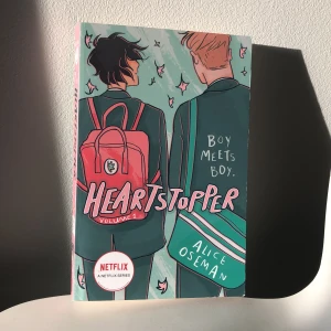 Heartstopper bok volume 1 - Säljer den första boken av heartstopper. Den har lite sträck på bokryggen men annars är den som ny! Köpte den för 199 kr mitt pris är 90 kr + frakt pris kan diskuteras, dma vid intresse. Tryck inte på köp nu.