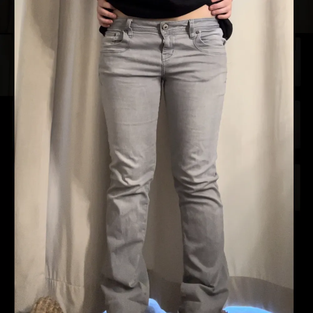 Säljer denna skit snygga jeans!! Storlek 30/30, jag är 164cm och brukar bära S/M-38/36 i Jeans💕. Jeans & Byxor.