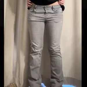 Säljer denna skit snygga jeans!! Storlek 30/30, jag är 164cm och brukar bära S/M-38/36 i Jeans💕
