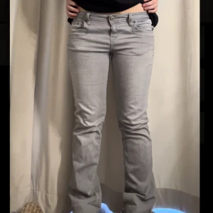 Lågmidjade jeans - Säljer denna skit snygga jeans!! Storlek 30/30, jag är 164cm och brukar bära S/M-38/36 i Jeans💕