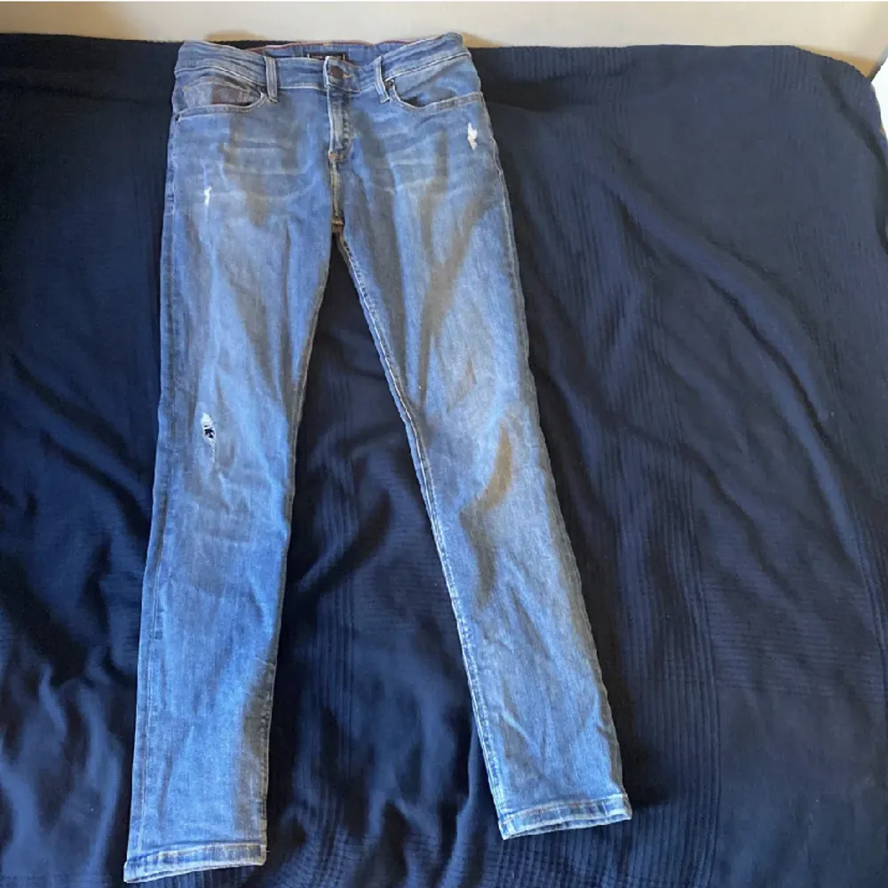 Tommy Hilfiger jeans i mycket fint skick. Storlek 164. Går att diskutera priset . Jeans & Byxor.