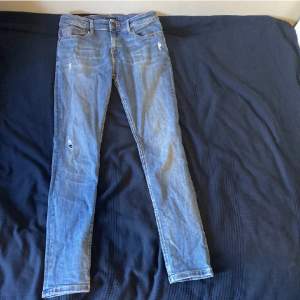 Tommy Hilfiger jeans i mycket fint skick. Storlek 164. Går att diskutera priset 