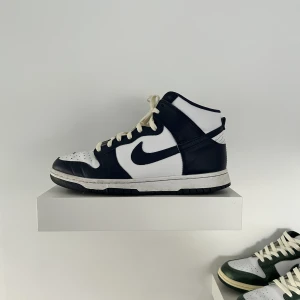 Nike Dunk High ”Navy Blue” - Dags att sälja mina feta dunk highs som ja knappt använder längre Har box och kan inkludera vilka snören som helst Cond 7-8/10 Storlek 42.5 / US9 PM för mer mer info o bilder