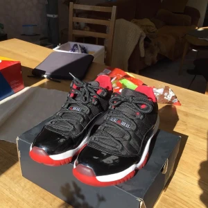Jordan 11 low bred - Storlek 42,5 Skick: 8/10 använda men inte så smutsiga Og box Samma skick på säljs på goat för ca 2000 Jag betalar standard frakt
