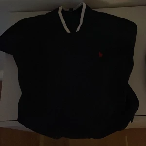 Ralph Lauren jacka - En bomberjacka från Ralph Lauren. Skick 8/10. Användes en del för något år sedan men kommer inte till användning längre. Storlek xl för barn (M/S för ungdom). 150kr 👀