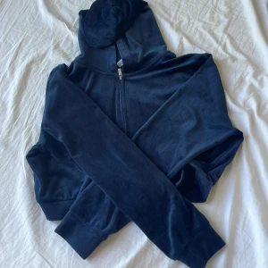 Blå mjukis kofta  - En marinblå kofta i bra skick. Använt 2 gånger