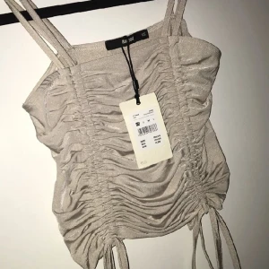 Topp från Bikbok  - Aldrig använd! Säljer den för halva priset 99kr💌