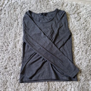 Långärmad tröja,grå💓 - En fin långärmad grå tröja💓 den är väldigt fin men kommer ty är inte till användning längre💓 skriv till mig om ni vill se fler bilder💓