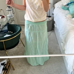 Kjol!  - Så snygg långkjol, jag är 172 som referens!!