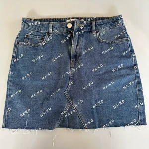 Jeanskjol - Kort jeanskjol från NA-KD, endast använd en gång. Jätttfint skick! Storlek 38 🦋