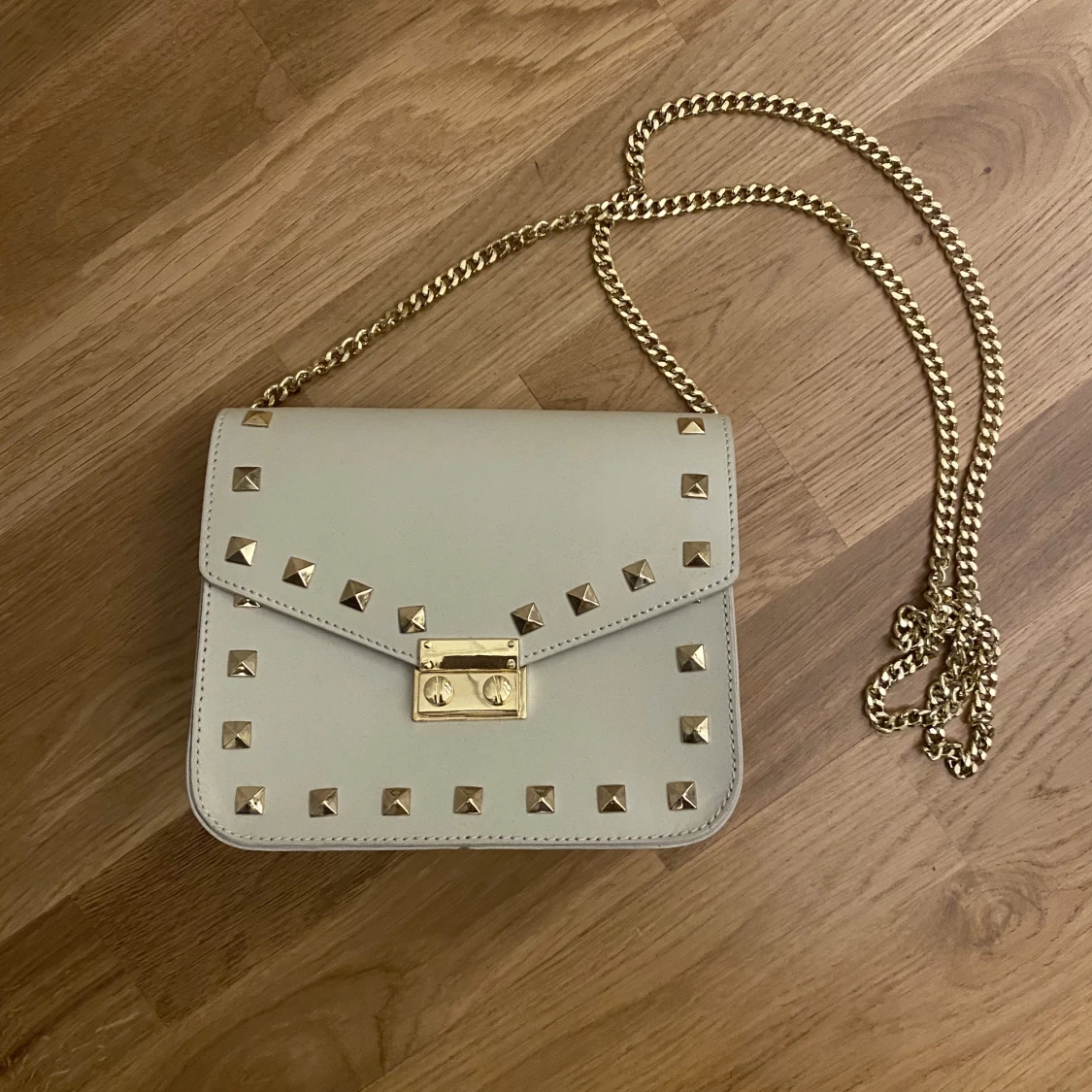 Axelbandsväska med nitar