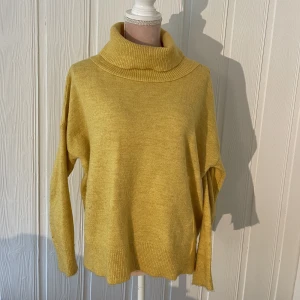 Stickad tröja  - Stickad tröja köpt från Plick💞 Skick: använd  Fler bilder? Skriv till mig så löser jag det!  Några frågor? Jag svarar så fort jag kan ❤️ Alla priser kan alltid diskuteras 😊