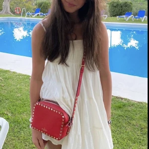 Valentino väska - INTRESSEKOLL på min super snygga valentino väska☺️Vill helst BYTA mot en annan färg eller modell🥰tänker mig kring 6000