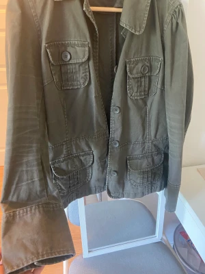 Vårjacka - Fin militärgrön vårjacka, stl 40, men passar lite oversized på mig som har S i tröjor!