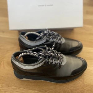 Samsøe & Samsøe  - Fina skor om du gillar Samsøe & Samsøe! Behöver rensa skohyllan! Strl 43  Finns att hämta i Stockholm (Nacka)!