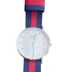 Oanvänd Daniel Wellington klocka med skyddsplast och original låda. Bredd: 36 mm diameter Nypris: 1600 kr