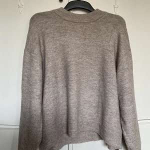 Stickad tröja - Grå stickad tröja. Relativt använd och en aning nopprig (se tredje bilden) 💞