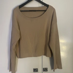 Beige tröja  - Stickad tröja som är tunn från bikbok. Oanvänd